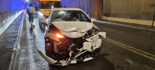 Die stark beschädigten Fahrzeuge mussten abgeschleppt werden. | Foto: Freiwillige Feuerwehr Zell am See