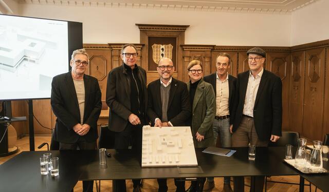 Von links: Markus Dorner, Christian Matt, Bürgermeister Michael Ritsch, Stadträtin Annette Fritsch, Hans-Peter Lorenz (VOGEWOSI), Klaus Müller (Liebenau)
 | Foto: Stadt Bregenz