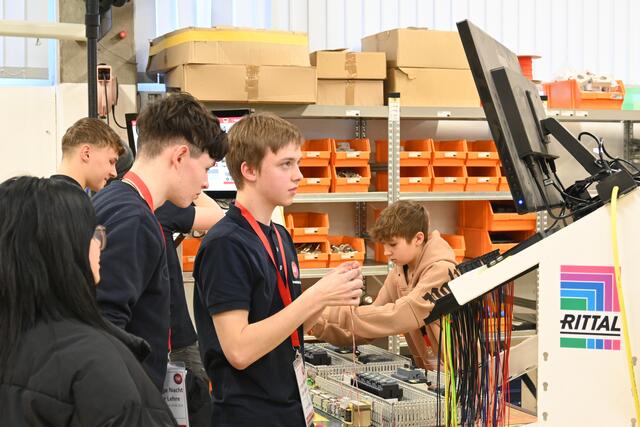 Bei der „Langen Nacht der Lehre" erhalten die Jugendlichen einen Einblick in unterschiedliche Lehrberufe.  | Foto: Martin Schöndorfer