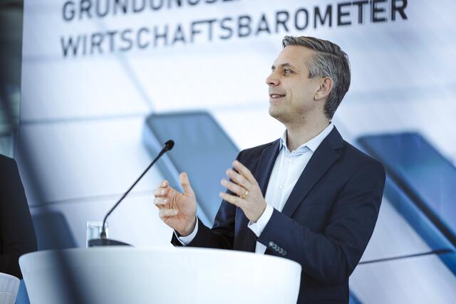 Nach drei Jahren sind 75 Prozent der Unternehmen weiterhin aktiv und erfolgreich, betonte Hattmannsdorfer vor Pressevertreterinnen und -vertretern. | Foto: Nadine Studeny