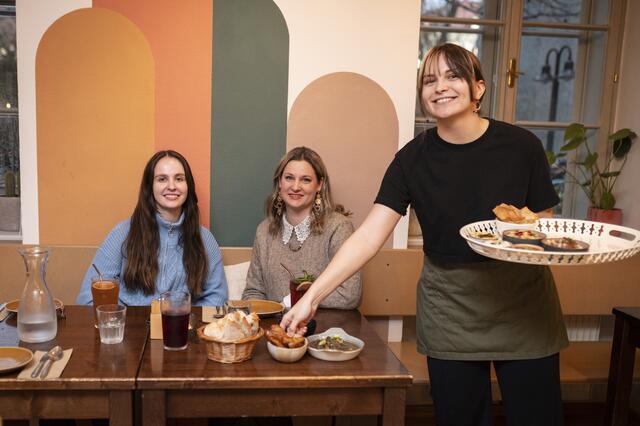 In der "Hummel" trafen sich Conny Köberl (Mitte) und Redakteurin Marion Zelzer zum Business-Lunch um über das Unternehmen astwerk zu sprechen.  | Foto: Christian Zemasch