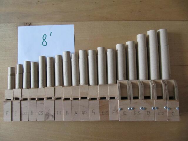 Pfeifen geleimtes Packpapier mit Fuß aus Holz | Foto: Josef Kaineder