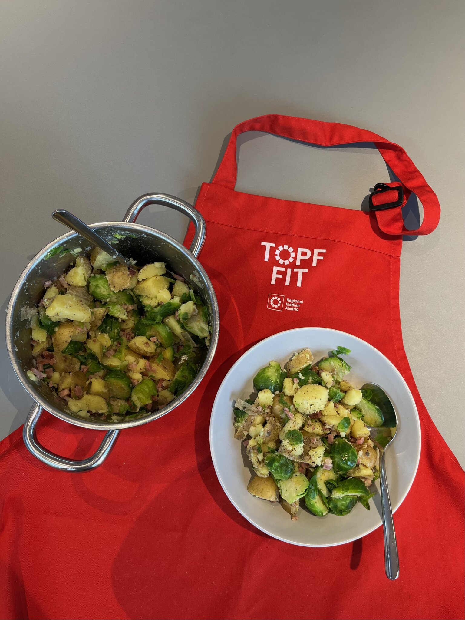 TopfFit – kochen mit MeinBezirk: Deftige Kohlsprossen-Erdäpfel-Pfanne