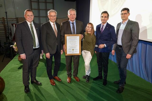 Bürgermeister Franz Labugger aus Lebring nahm die Auszeichnung "Goldener Boden" dankend entgegen. | Foto: Arthur Mallaschitz
