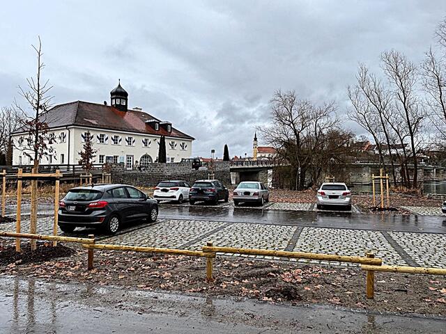 Gleich nach dem alten Zollamt entstanden links schön angelegte Parkplätze. Auch die Schärdinger nehmen diese bereits an. | Foto: Gruber