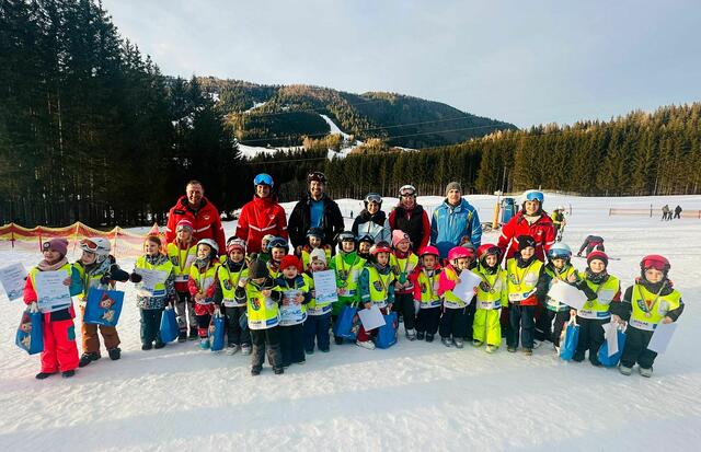 Thomas Säckl, Fabio Prochaska (Skischule Annaberg), Thomas Kerschner, Julia Kausl (Elternbeirat)  Andrea Burger (Skischule Annaberg), Manfred Krcmar (Gemeinderat Türnitz), Sabrina Bauer (Skischule Annaberg)  | Foto: Bernhard Tröstl