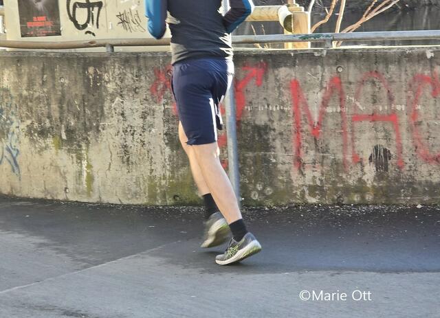 Joggen im Winter mit kurzer Hose, Graz