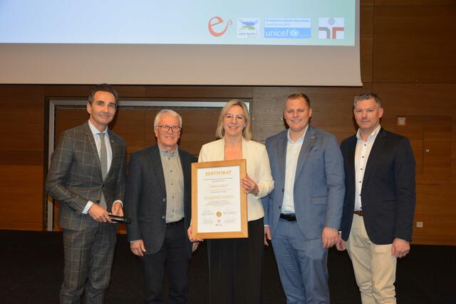 Gabersdorf-Bürgermeisterin Karin Stromberger mit ihrem Vorgänger Franz Hierzer bei der Verleihung der Auszeichnung "Goldener Boden" | Foto: Gemeinde