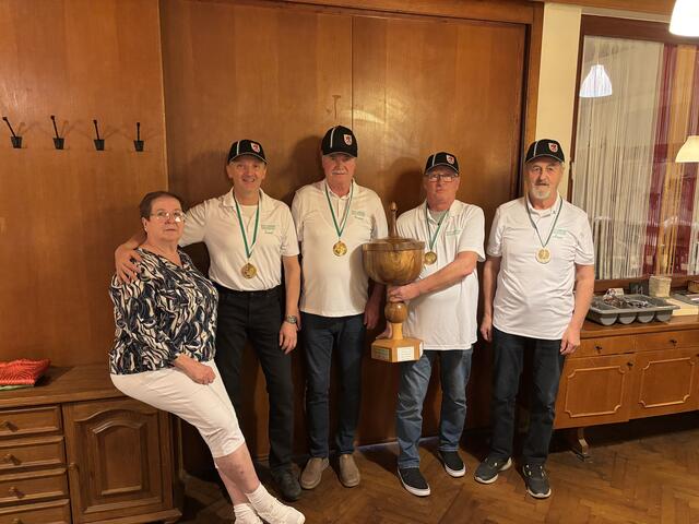 Das Team "Gasthaus Krausler" sicherte sich den Titel bei der 37. Ortsmeisterschaft. | Foto: zVg