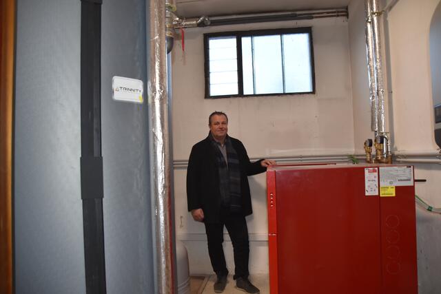 Bürgermeister Gerhard Klepits präsentiert die neue Luft-Wärmepumpen-Heizung. | Foto: Michael Strini