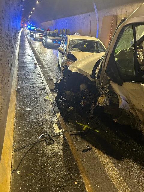 Der Schmittentunnel war für die Dauer der Unfallaufnahme vollständig für den Verkehr gesperrt. | Foto: Freiwillige Feuerwehr Zell am See