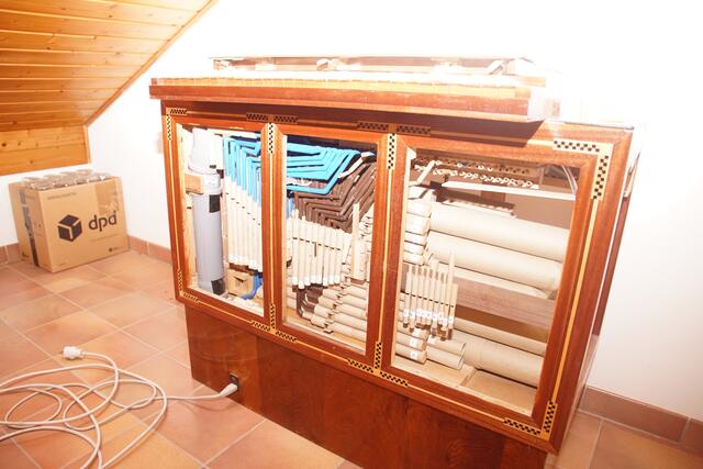 Die Orgel besteht aus zwei Teilen: Oben sind die Pfeifen mit Windlade und Manual.  Im Sockel befindet sich der Gebläsemotor (Marke Ebmpapst) und der Blasbalg. 
 | Foto: Helmut Eder