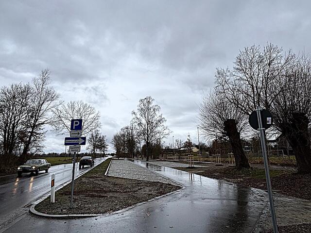Ein gelungenes Ensemble: Neben den neu gestalteten Parkflächen an der Schärdinger Straße wurde auch der Radweg neu angelegt.  | Foto: Gruber