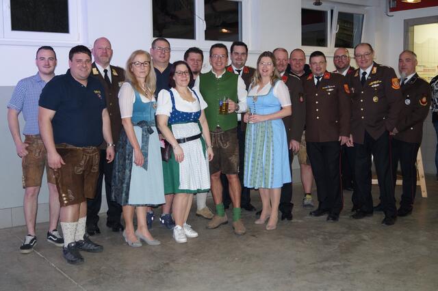 Eine Delegation der Ballbesucher mit dem Feuerwehrkommando. | Foto: Jürgen Wittine/Feuerwehr Schottwien