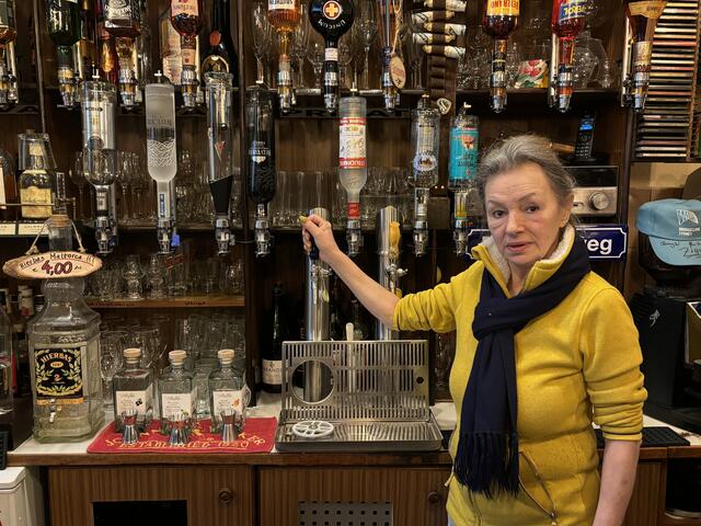 Bozena Stiegler ist die Wirtin von "Fredis Feuerhalle". In den 43 Jahren hat sie im Lokal viel erlebt.  | Foto: Nathanael Peterlini