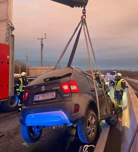 Die Feuerwehr Stockerau hat alle drei Unfallautos sicher abtransportiert. | Foto: Doku-NÖ