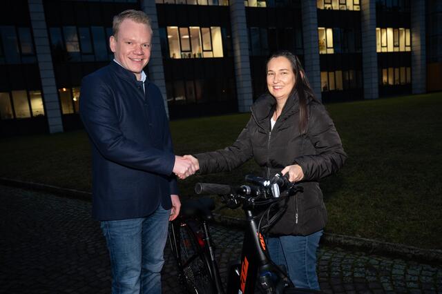 LSth. Christof Bitschi überreicht den Hauptgewinn des Österreich radelt Adventkalenders - ein KTM E-Bike - an Caroline Mathis aus Götzis.

 | Foto: Land Vorarlberg/A.Serra 