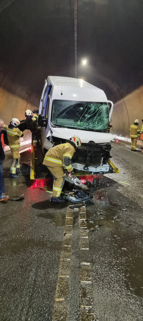 Vier Personen wurden bei einem schweren Verkehrsunfall im Schmittentunnel in Zell am See Dienstagnachmittag verletzt. Die Freiwillige Feuerwehr Zell am See war vor Ort im Einsatz. | Foto: Freiwillige Feuerwehr Zell am See