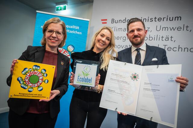 BM Leonore Gewessler mit Katharina und Franz-Josef Perauer bei der Verleihung in Wien. | Foto: BMK / Cajetan Perwein