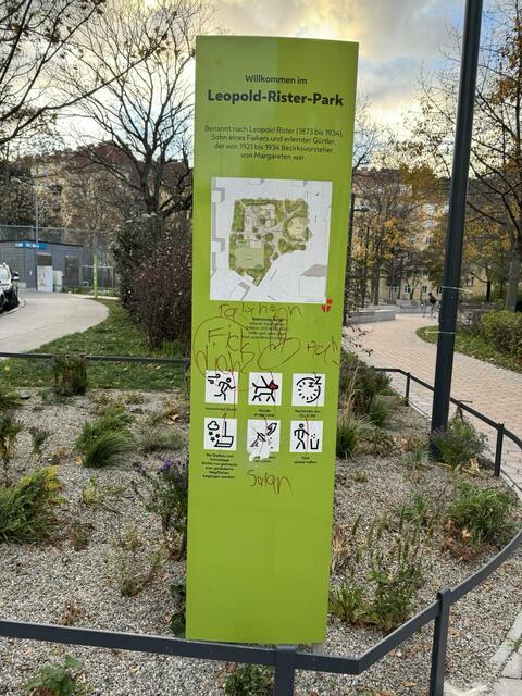 Laut Neos wurden die beschmierten Parkschilder zeitnah gereinigt. | Foto: Neos Wien