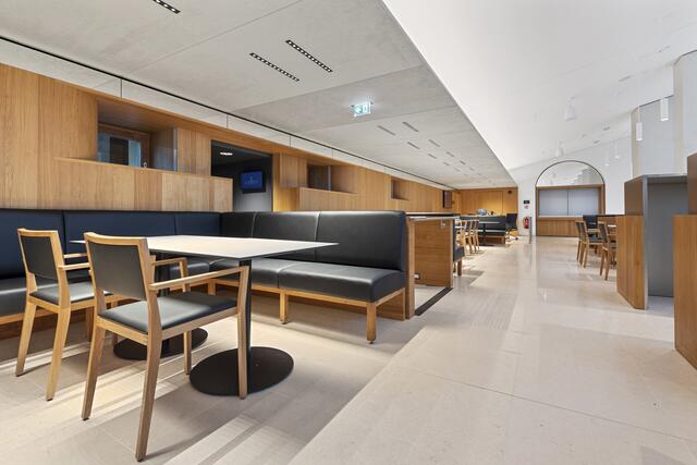 Vom Besucherzentrum übers Restaurant bis hin zu Türelementen, Thekenbereich, Seminar- und Versammlungsräume oder Wandverkleidungen: Auch das österreichische Parlament durfte Rohol mitgestalten. | Foto: Nikolai Krinner