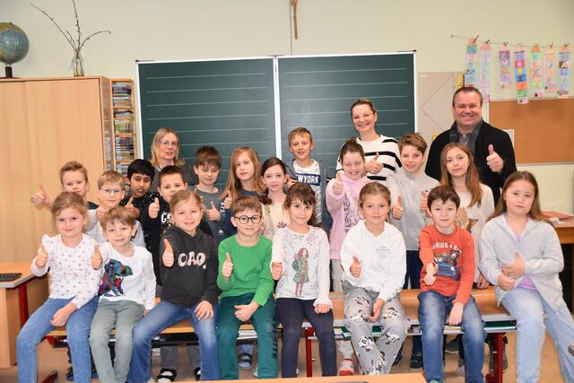 Die Kinder und das Lehrpersonal sowie auch der Bürgermeister freuen über die neue moderne Heizung von Kindergarten und Volksschule. | Foto: Michael Strini