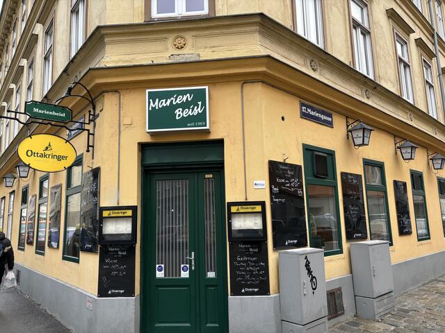 Das "Marien Beisl" ist an der Ecke Mariengasse/Gschwandnergasse. | Foto: Michael Marbacher / MeinBezirk