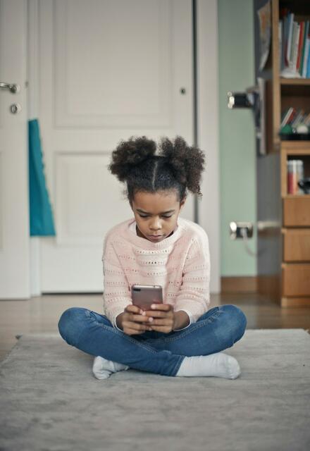 Kinder kommen immer früher in den Kontakt mit digitalen Medien.  | Foto: unsplash
