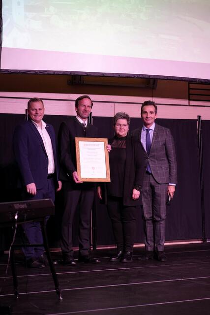 Bürgermeister Manfred Rechberger konnte die Auszeichnung "Goldener Boden" für die Gemeinde Hengsberg entgegennehmen. | Foto: Gemeinde