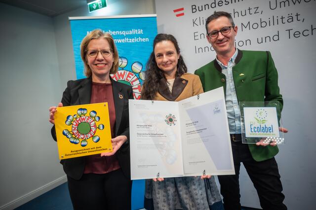 Verleihung des Österreichischen Umweltzeichens und EU Ecolabels für Beherbergungsbetriebe durch Bundesministerin Leonore Gewessler (links) an Miniponyhof Wild in Passail. | Foto: BMK / Cajetan Perwein