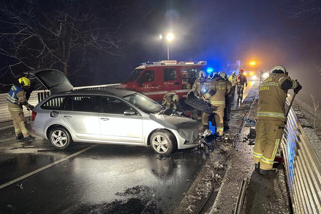 In Mittersill kollidierte ein Auto mit einem Brückengeländer. | Foto: Feuerwehr Mittersill