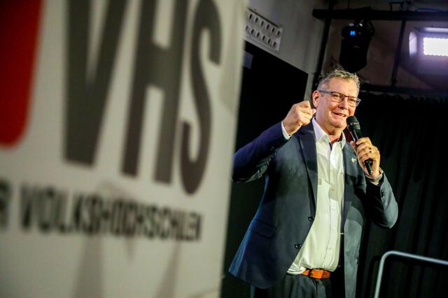 Bezirksvorsteher Georg Papai (SPÖ) zeigt sich begeistert von der Volkshochschule: "In einer florierenden Bildungslandschaft ist sie auch ein Ort der Begegnung und des kulturellen Austauschs". | Foto: VHS/Christian Fürthner