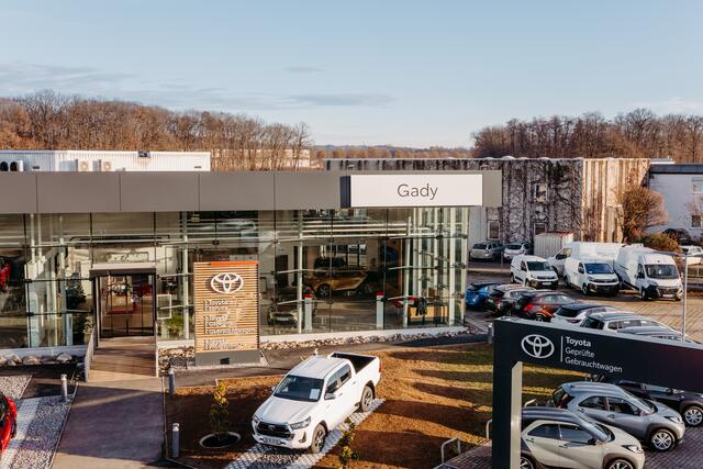 Im Außenbereich erhielten die Fahrzeuge neue Präsentationsflächen. | Foto: Gady Family