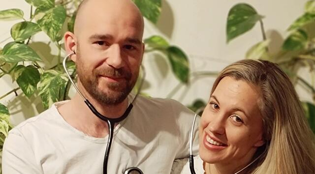 Bernd und Julia Singer kennen sich mit Kindern nicht nur medizinisch bestens aus – sie haben selbst zwei Söhne im Alter von zweieinhalb und fünf Jahren. | Foto: Singer