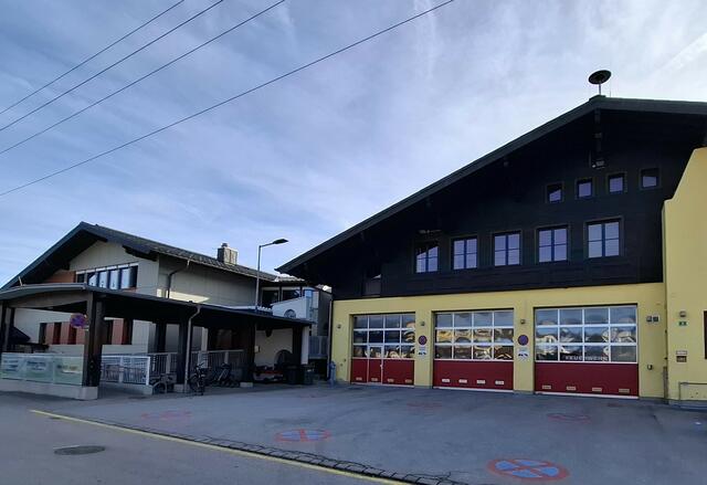 Das alte Feuerwehrhaus, daneben der Kindergarten.
Fotos: Josef Wind