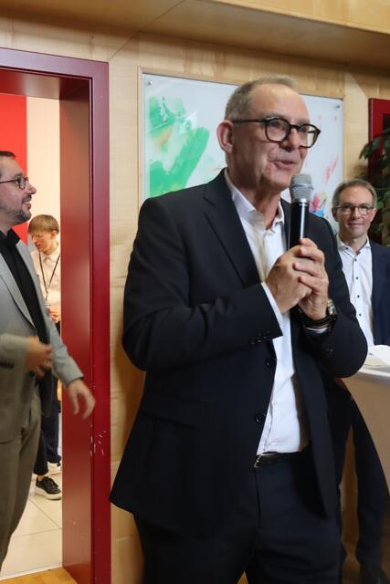 Dir. Mag. Andreas Hackstock von der HAK Mattersburg sprach über die Vorteile der Übungsfirmen. | Foto: Alejandra Ortiz