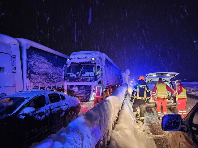 Die Einsatzkräfte waren die ganze Nacht über im Einsatz und versorgten unter anderem Autolenker mit warmen Getränken. | Foto: FF Matrei