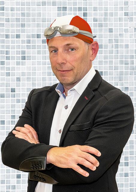 Martin Kosch erklärt die Fettnäpfchen dieser Welt im Kulturkeller Ternitz. | Foto: Rudi Ferder