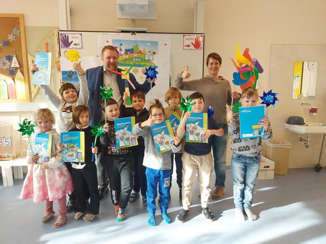 Schüler der 1. und 2. Klasse VS Abfalter mit Dipl. Päd. Veronika Auer und Georg Salzmann. | Foto: VS Abfalter