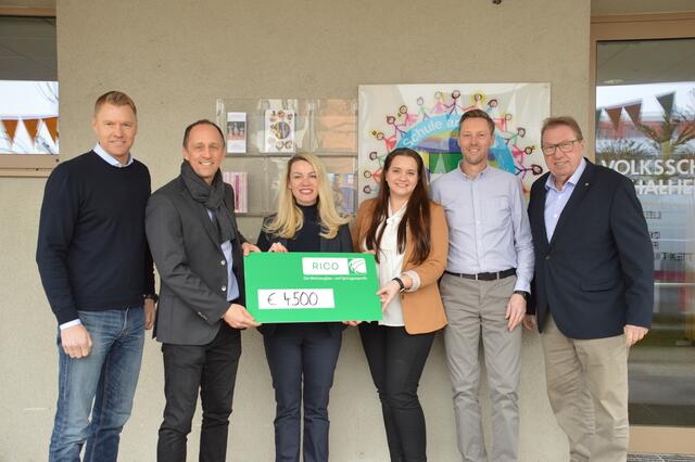 Der Thalheimer Vizebürgermeister Christian Haagen (ÖVP), Rico-Geschäftsführer Markus Nuspl, Rico-Personalleiterin Sabine Mühlegger, Schulleiterin Viola Radlinge, Mario Hartl (Rico) und Bürgermeister Andreas Stockinger (ÖVP) bei der Spendenübergabe. | Foto: Gemeinde Thalheim