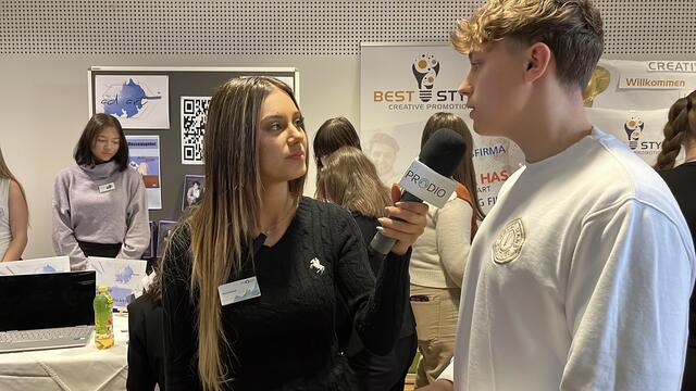 Es ging nicht nur um Wirtschaft, sondern auch um sozialen Austausch. Die Schüler und Schülerinnen konnten sich mit Gleichaltrigen aus anderen Schulen vernetzen, neue Kontakte knüpfen und voneinander lernen.  | Foto: Alejandra Ortiz