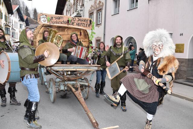 Beste Stimmung beim Faschingstreiben im Matreier Marktl – im Bild die Huttlergruppe mit Pfuner Hexe | Foto: Kainz