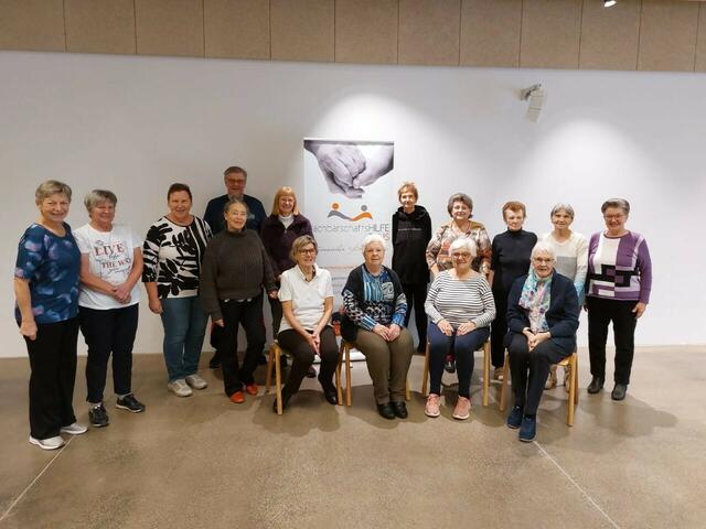 Trainerin Jana motiviert die Teilnehmer:innen beim Sesselturnen mit abwechslungsreichen Übungen. | Foto: Astrid Rainer