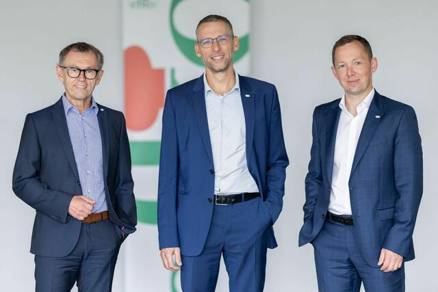 Thomas Krahofer (Mitte) tritt die Nachfolge von Klaus Klaus Hraby (links) an und führt gemeinsam mit Bernhard Stöhr (rechts) weiterhin die efko Frischfrucht und Delikatessen GmbH am Standort Hinzenbach.  | Foto: efko