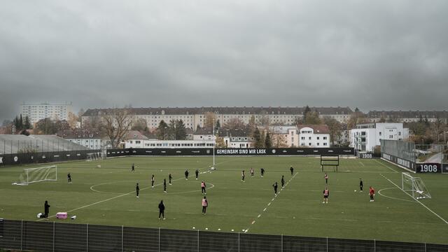 Die beiden Naturrasenplätze neben dem Stadion garantieren beste Trainingsbedingungen für Trainer Markus Schopp und sein Team. | Foto: LASK