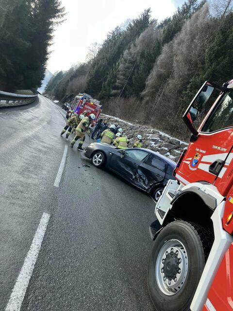 Mehrere Fahrzeuge waren in den Unfall verwickelt. | Foto: FF Bischofshofen