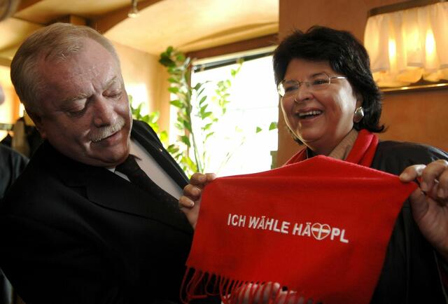 Häupl und Stadträtin Renate Brauner im Lokal "Silberwirt" 2005. | Foto: Barbara Gindl / APA / picturedesk.com 