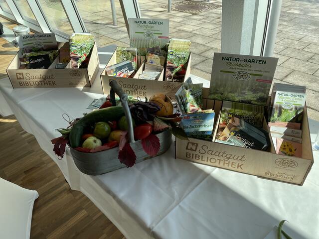 Die Außerferner Saatgutbibliothek bietet Hobbygärtnern eine Auswahl an Pflanzensamen an. Ziel ist ein nachhaltiger Austausch von Saatgut, der zum Erhalt traditioneller Sorten und der Förderung der Artenvielfalt beiträgt.