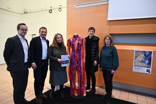 Christoph Hartinger, Filialleiter der Steiermärkischen Sparkasse Wies, Bgm. Franz Silly, Isabella Holzmann, Christian Franz und Christiane Muster (v.l.) | Foto: Waltl