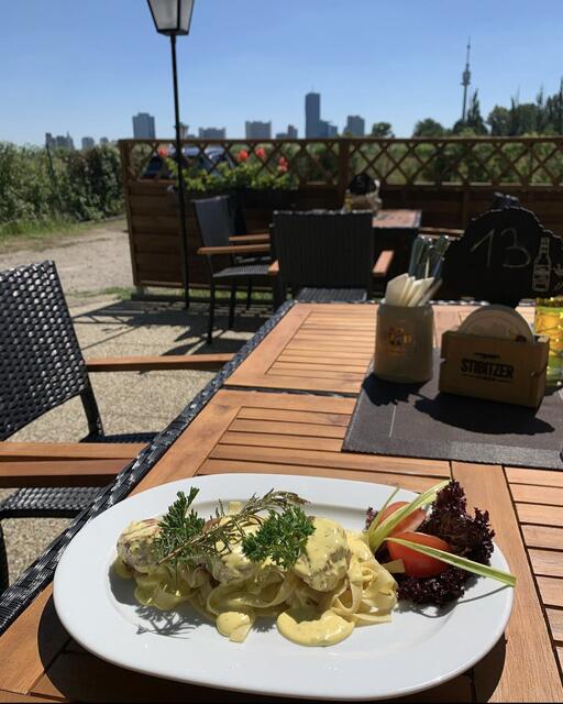 Schweinemedaillons mit Bandnudeln und Trüffelhollandaise plus Ausblick auf die Skyline. | Foto: Donaufelderhof